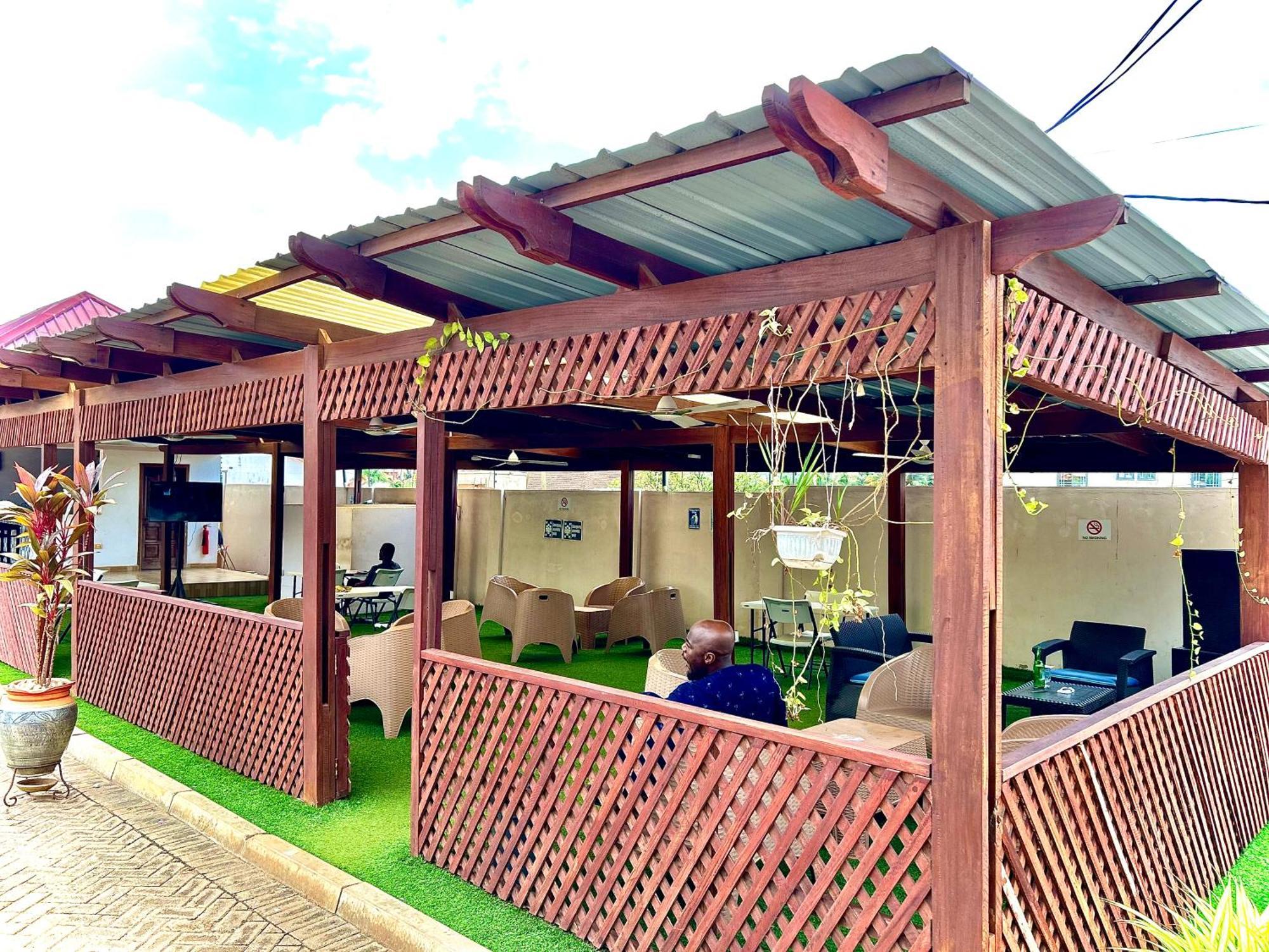 Jessie Hotel Adenta 外观 照片