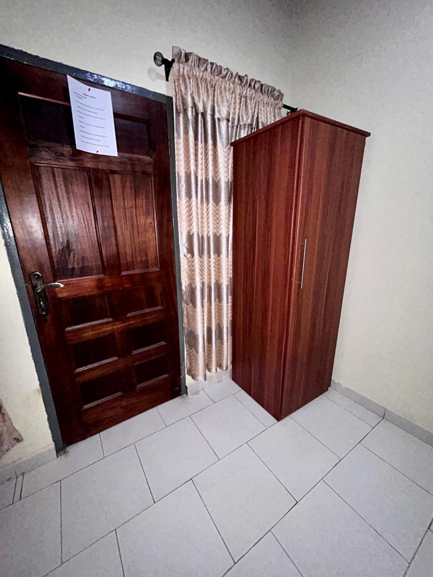 Jessie Hotel Adenta 外观 照片