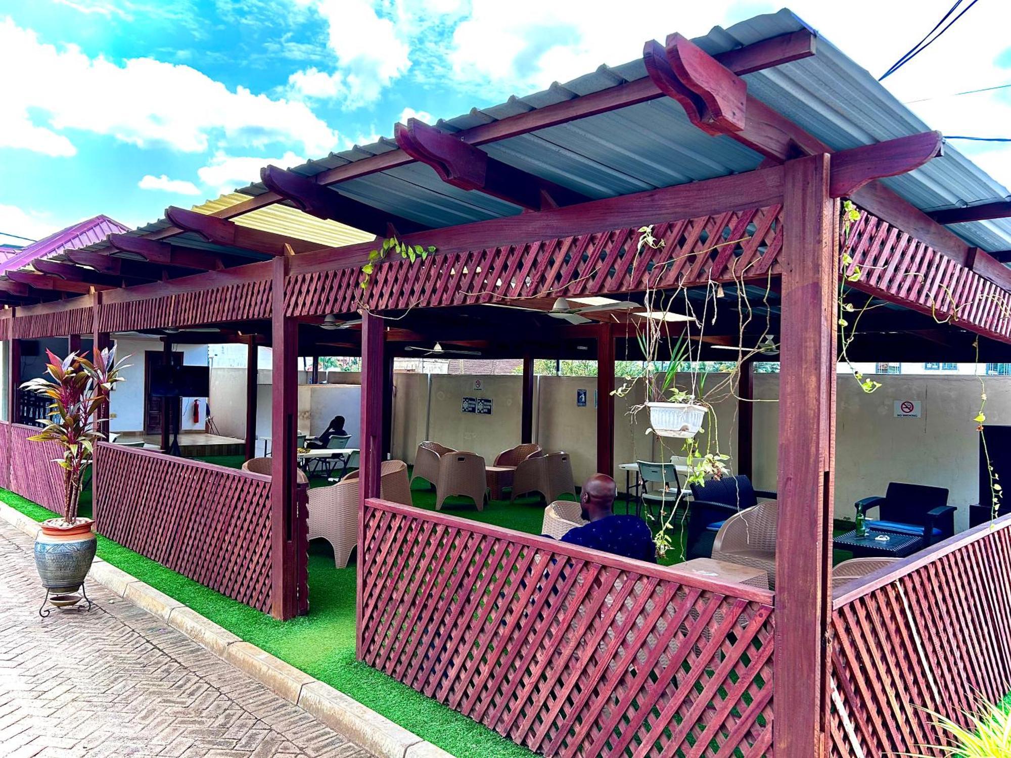 Jessie Hotel Adenta 外观 照片